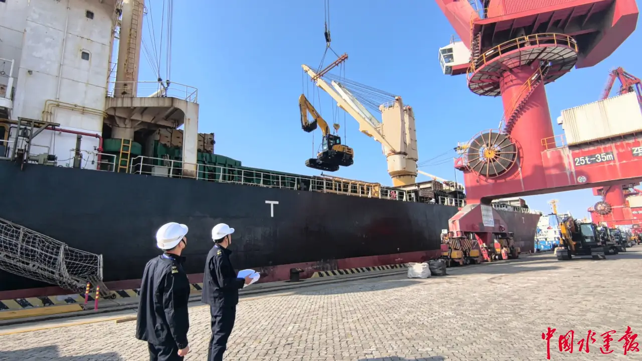 2026年厦门港首批国产工程车启航赴印尼